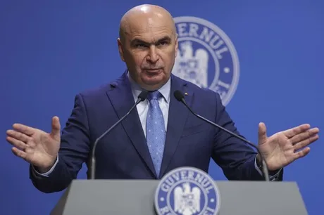 Varujan Vosganian vorbește la o conferință de presă.