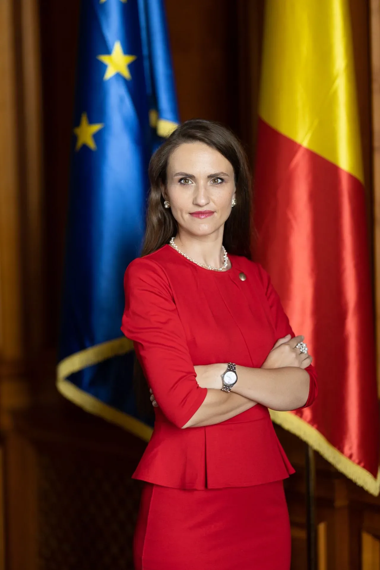 Oana Țoiu vorbește la un eveniment despre NATO.