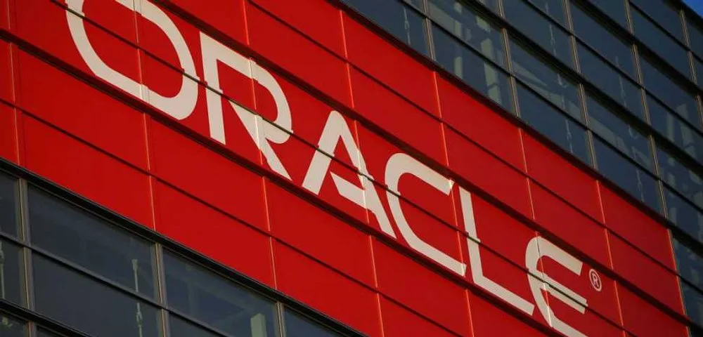 Logo-ul Oracle pe o clădire, simbolizând restructurarea companiei.