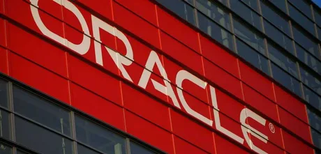 Logo-ul Oracle pe o clădire, simbolizând restructurarea companiei.