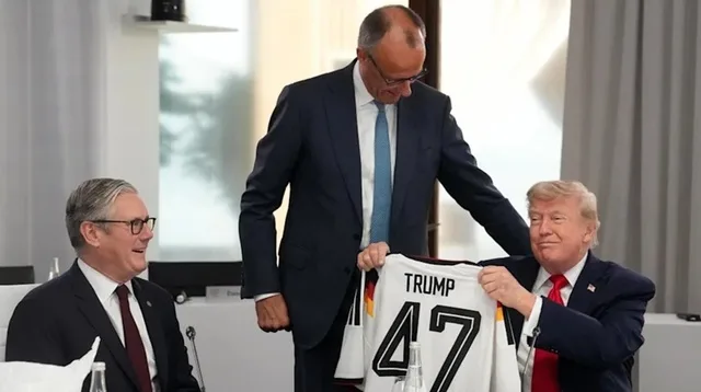 Friedrich Merz îi oferă lui Donald Trump un tricou simbolic la summitul G7.
