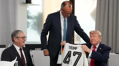 Friedrich Merz îi oferă lui Donald Trump un tricou simbolic la summitul G7.