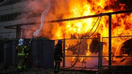 Flăcări uriașe la o instalație de gaze din Ucraina, în urma atacurilor rusești.
