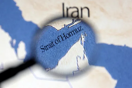Hartă detaliată a Strâmtorii Ormuz, evidențiind rutele maritime importante.