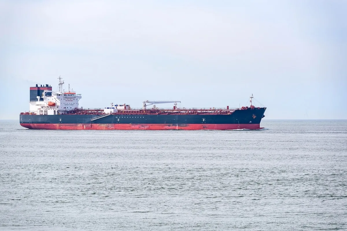 Petrolierul Altura navigând pe Marea Neagră, după atacul cu drone.