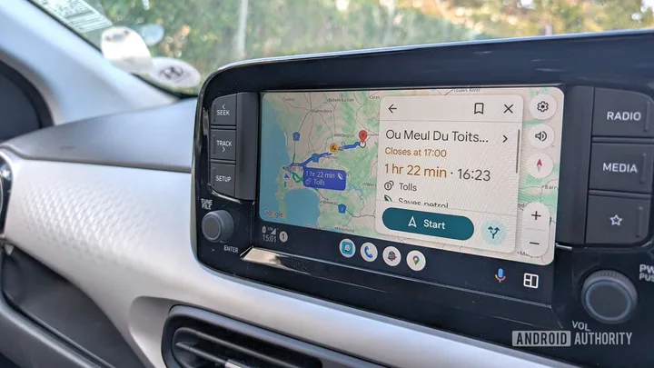 Noua interfață Google Maps pe Android Auto oferă navigare imersivă și detalii vizuale îmbunătățite.