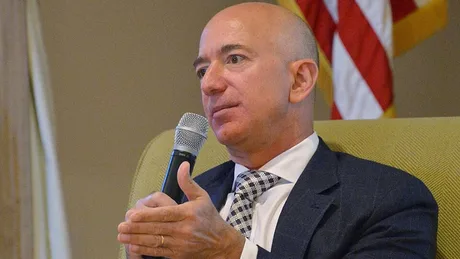 Jeff Bezos discutând despre investiții în Blue Origin și viitorul rachetei New Glenn.