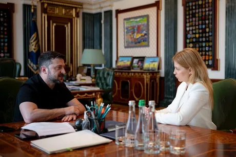 Discuție între Volodimir Zelenski și Olha Stefanișîna în biroul prezidențial.