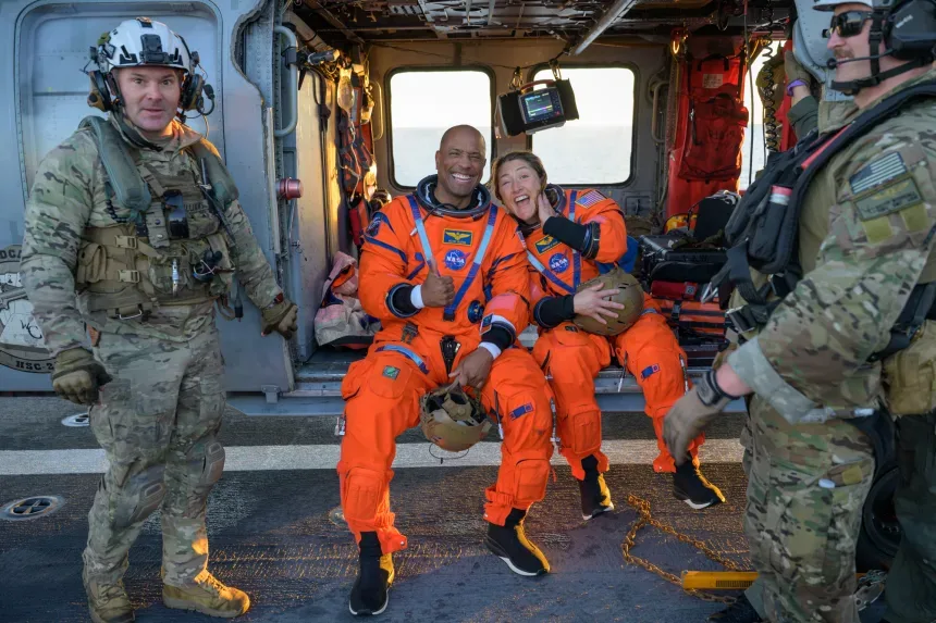 Echipajul Artemis II se bucură de succesul misiunii în Pacific.
