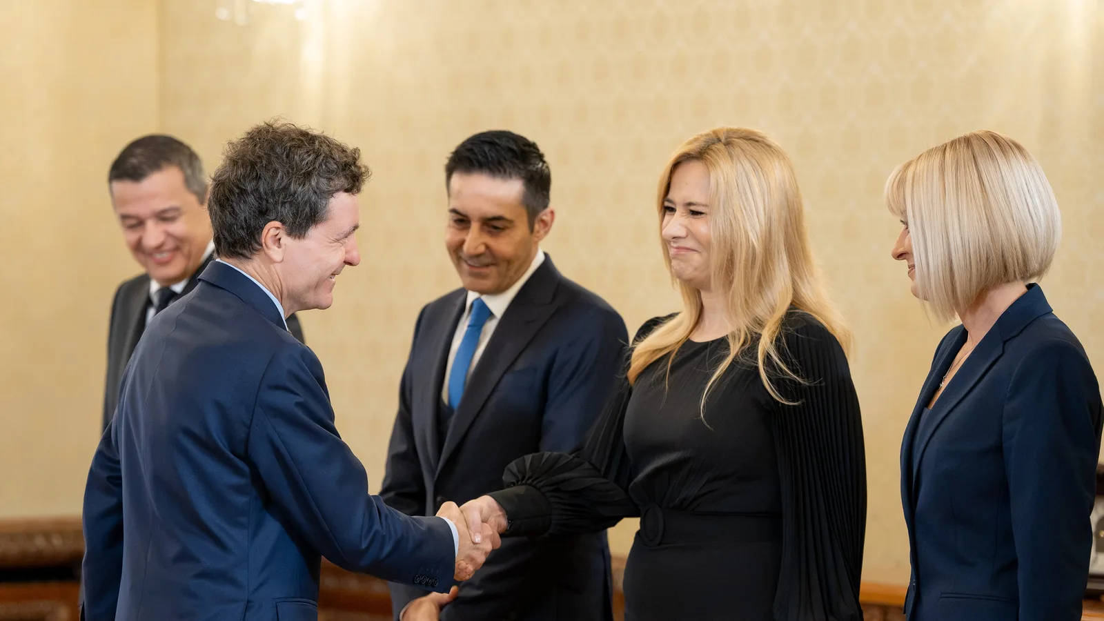 Nicușor Dan și alți oficiali discutând despre formarea unui nou guvern.