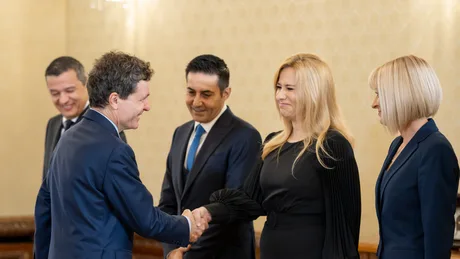 Nicușor Dan și alți oficiali discutând despre formarea unui nou guvern.