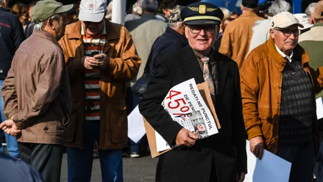 Pensionari români la o manifestație pentru drepturile lor.