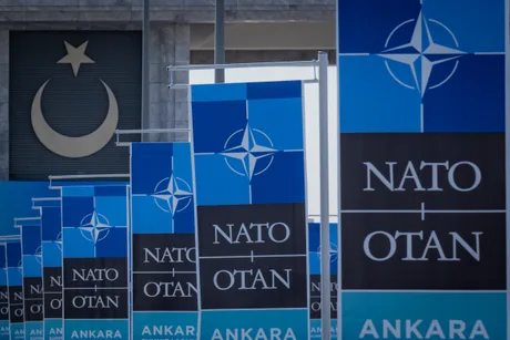 Steaguri NATO fluturând la summitul din Ankara, simbolizând colaborarea internațională.