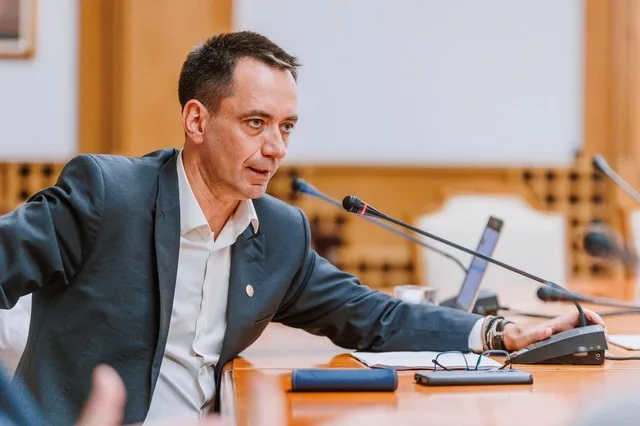 Csoma Botond discutând despre blocajul guvernamental în Parlament.