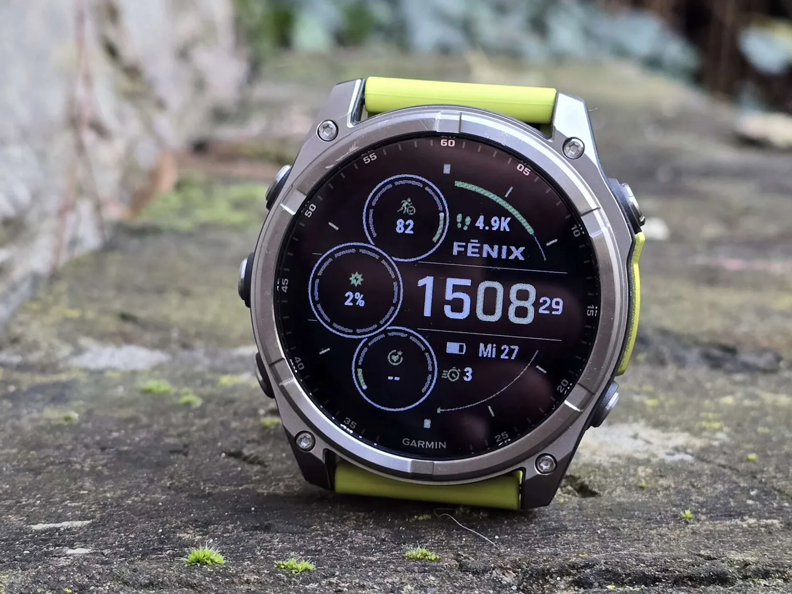 Ceas Garmin Fenix cu date de antrenament afișate pe ecran.