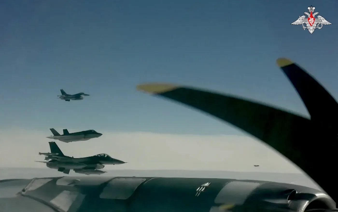 Avioane de vânătoare în timpul unei patrule aeriene comune în Pacific.