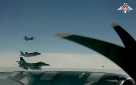 Avioane de vânătoare în timpul unei patrule aeriene comune în Pacific.