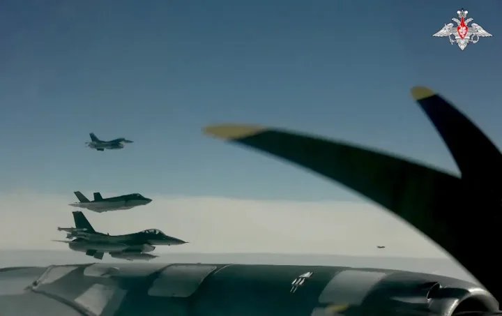 Avioane de vânătoare în timpul unei patrule aeriene comune în Pacific.