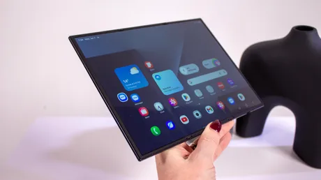 Ecranul Galaxy Z TriFold ar putea fi vulnerabil la impact.