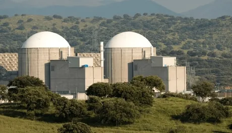 Centrala nucleară Almaraz în peisajul spaniol, cu reactoare vizibile.