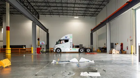 Camion electric Windrose într-un spațiu de producție gol.