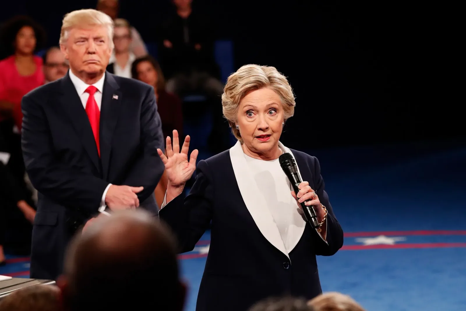 Hillary Clinton vorbește despre politica externă a lui Trump.