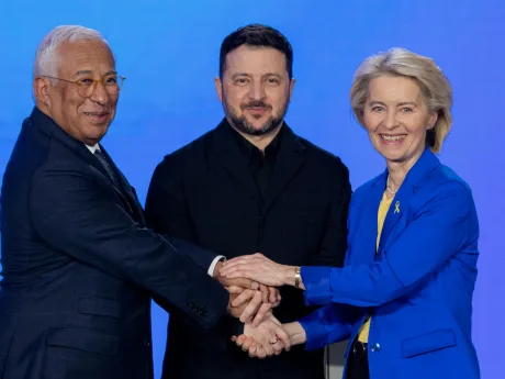 Lideri europeni discutând despre aderarea Ucrainei și Moldovei la Uniunea Europeană.
