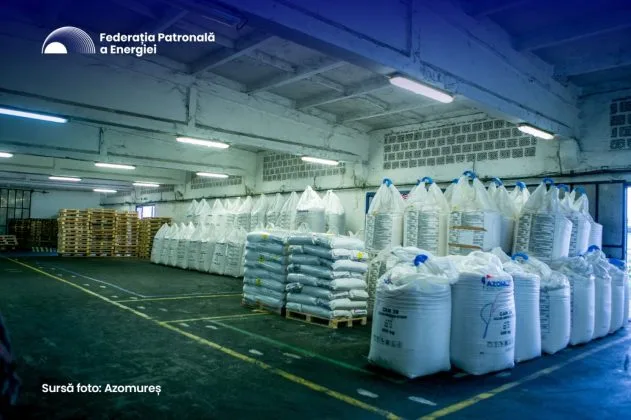 Depozit plin cu îngrășăminte pentru agricultură, pregătit pentru fermieri.