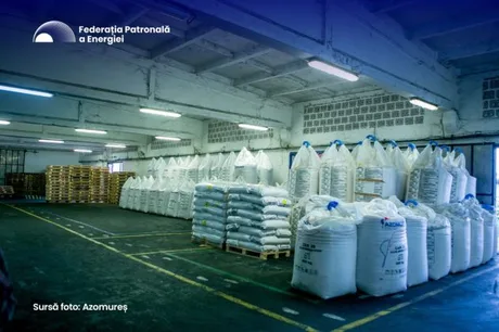 Depozit plin cu îngrășăminte pentru agricultură, pregătit pentru fermieri.