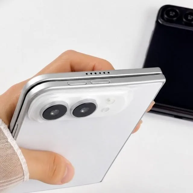 Un smartphone pliabil cu un design elegant și camere duale pe spate.