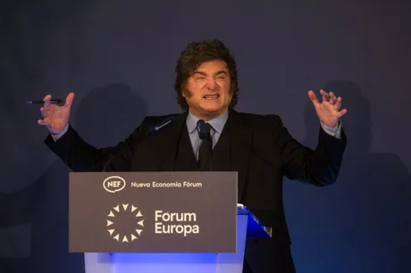 Javier Milei susține un discurs pasionat la un forum economic în Madrid.