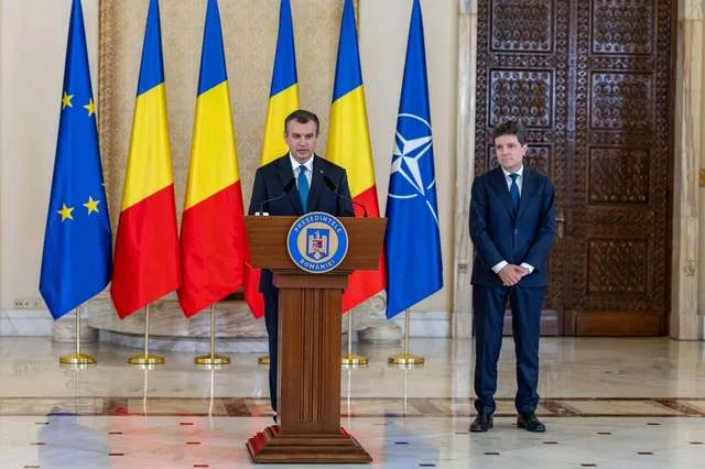 Eugen Tomac susține prudența fiscală în fața steagurilor României și Uniunii Europene.