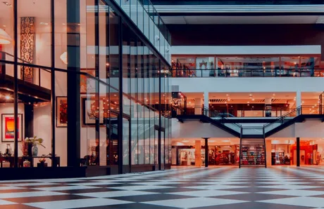Interior modern al unei clădiri de birouri, cu design elegant și iluminare caldă.