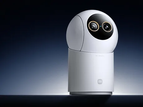 Camera inteligentă cu design modern și senzori duali pentru securitate avansată.