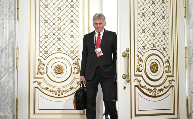 Dmitri Peskov la Kremlin, discutând despre prețurile gazelor în Europa.