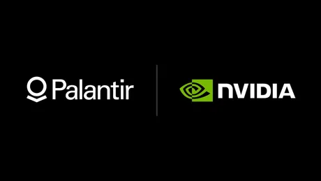 Logo-uri NVIDIA și Palantir pe fundal negru, simbolizând colaborarea în tehnologie.