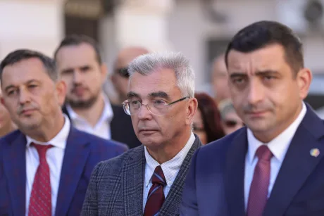 Reprezentanți AUR discutând despre situația politică actuală din România.