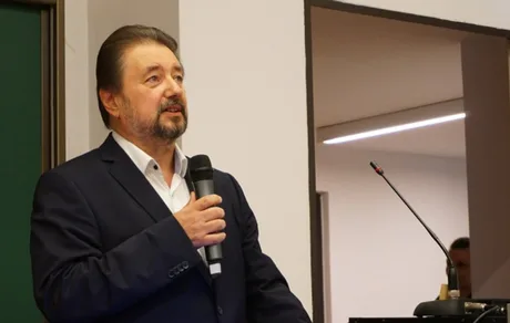 Adrian Veștea discutând despre politica internă a PNL.