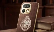 Smartphone cu design Hogwarts și blazonul școlii de magie.