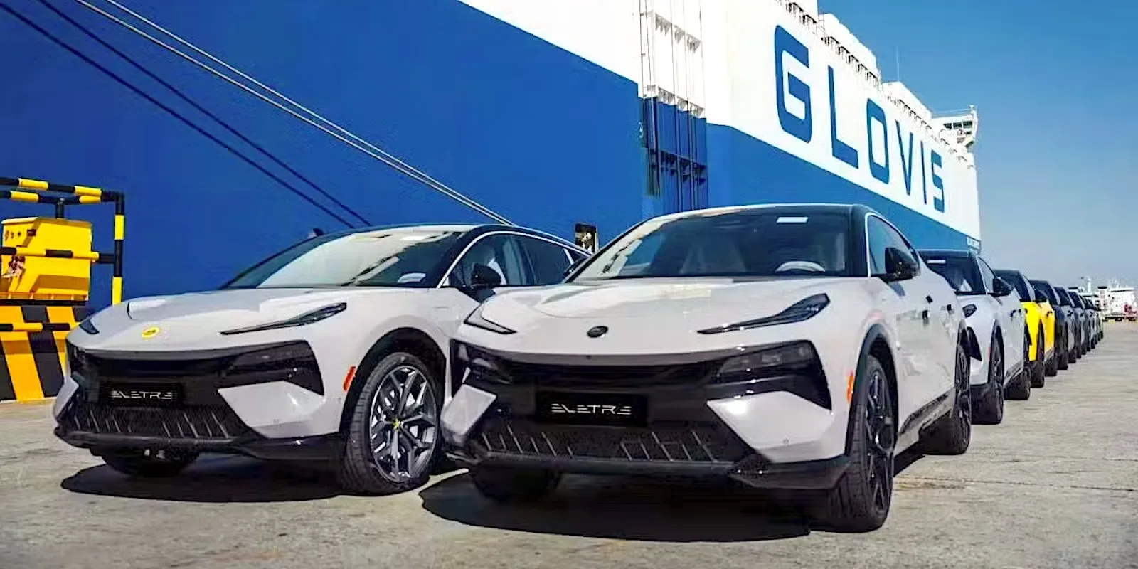 Vehicule electrice chinezești pregătite pentru export în SUA, pe fundalul unui port.