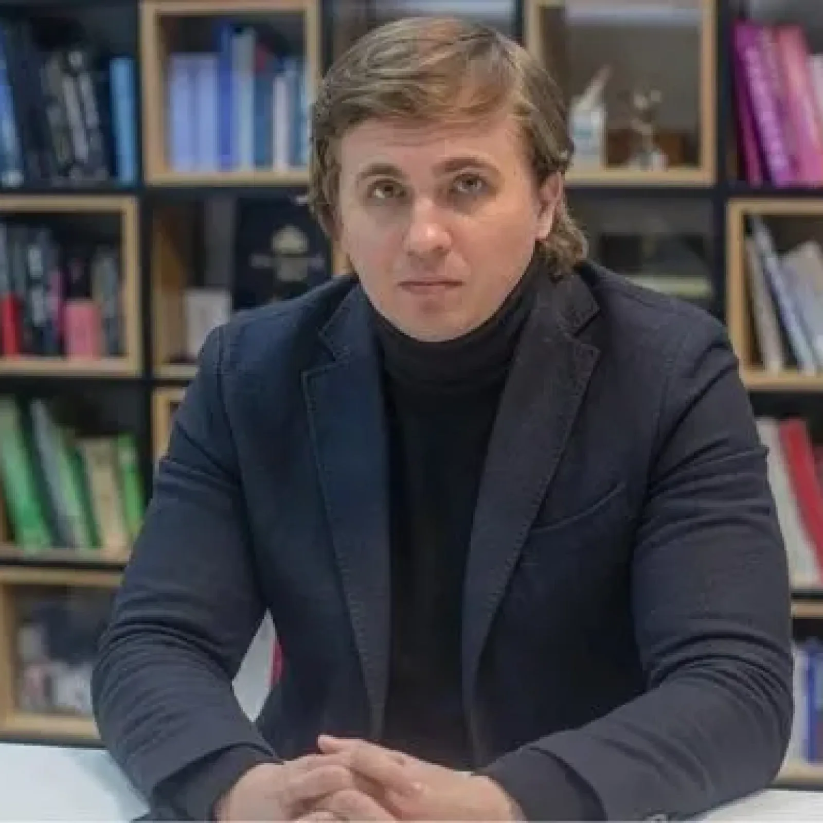 Jurnalist ucrainean Mihailo Tkaci, reținut la Viena, discutând despre incident.