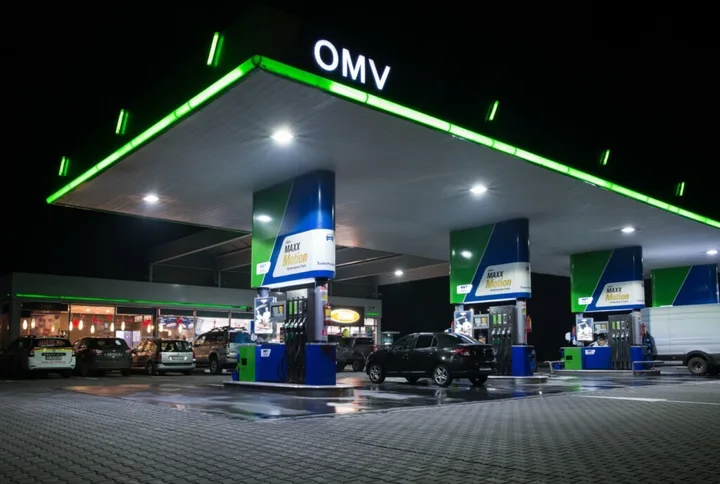 Stație de benzină OMV cu prețuri recente la combustibil.