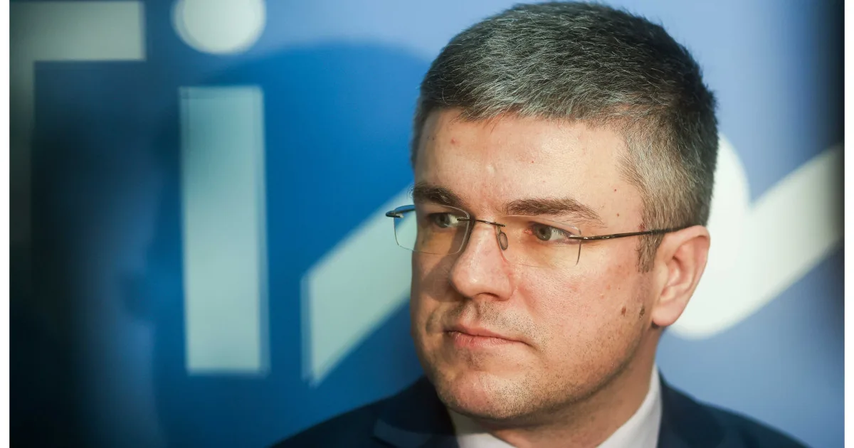 Ministrul interimar al Economiei, Irineu Darău, în cadrul unei conferințe de presă.