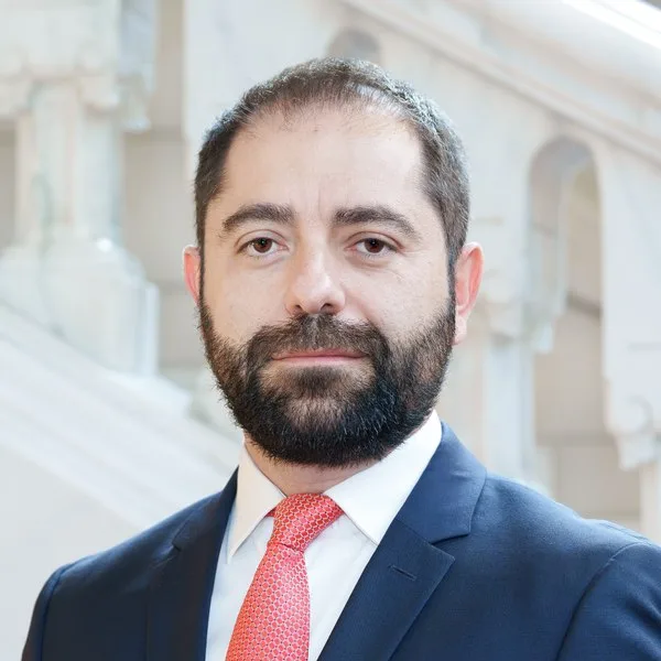 Radu Burnete subliniază importanța stabilității politice în România.