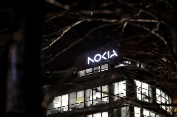 Clădire Nokia iluminată noaptea, simbolizând retragerea din China.