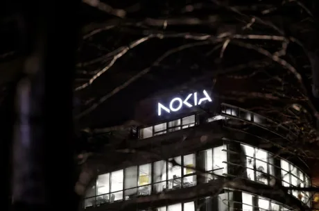 Clădire Nokia iluminată noaptea, simbolizând retragerea din China.