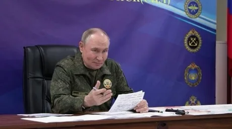 Vladimir Putin discutând despre strategii militare și politice.
