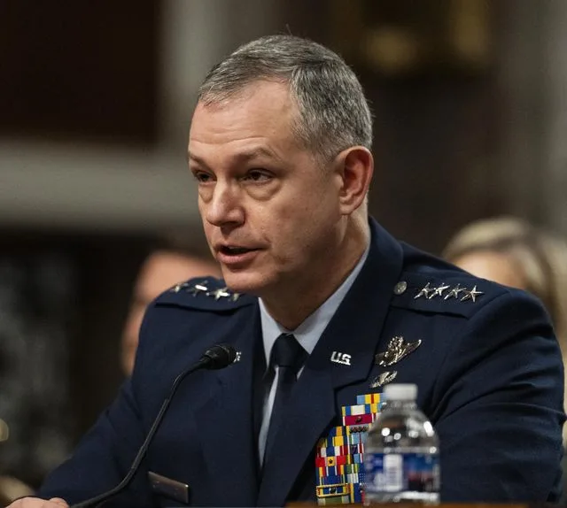 General american discutând despre integrarea apărării antiaeriene în NATO.