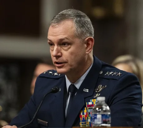 General american discutând despre integrarea apărării antiaeriene în NATO.