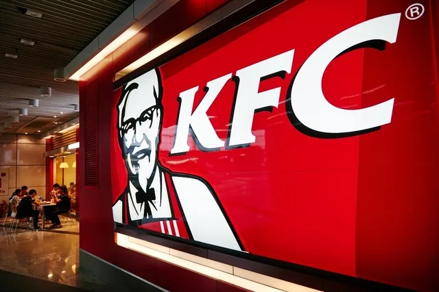 Logo KFC într-un restaurant, evidențiind popularitatea brandului.